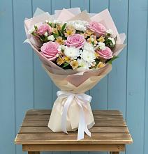 Букет цветов из:  Гвоздики, Орхидеи и Розы в Михайловка Башкортостан