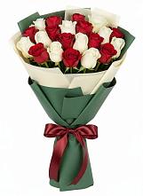 Букет Микс из красных и белых роз в Михайловка Башкортостан