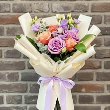 Букет цветов из:  Лизиантусы и Розы в Михайловка Башкортостан