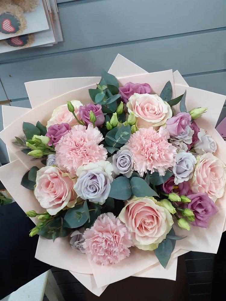 Букет цветов из: Розы, Гвоздики и Лизиантусы в Михайловка Башкортостан