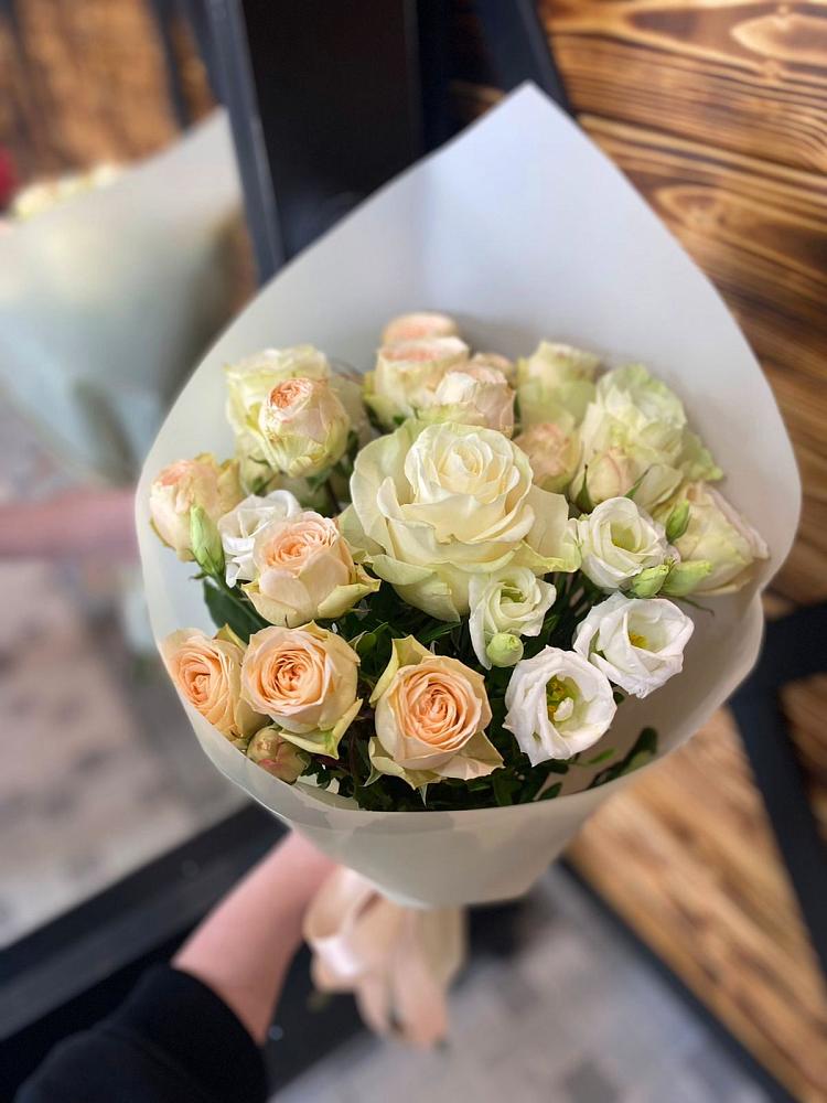 Букет цветов из: Розы и Лизиантусы в Михайловка Башкортостан